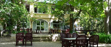 ランチ、ディナーに営業 (フランス料理、屋外席)