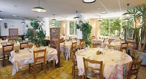 Serveert lunch, diner, Franse gerechten, buitendiner 