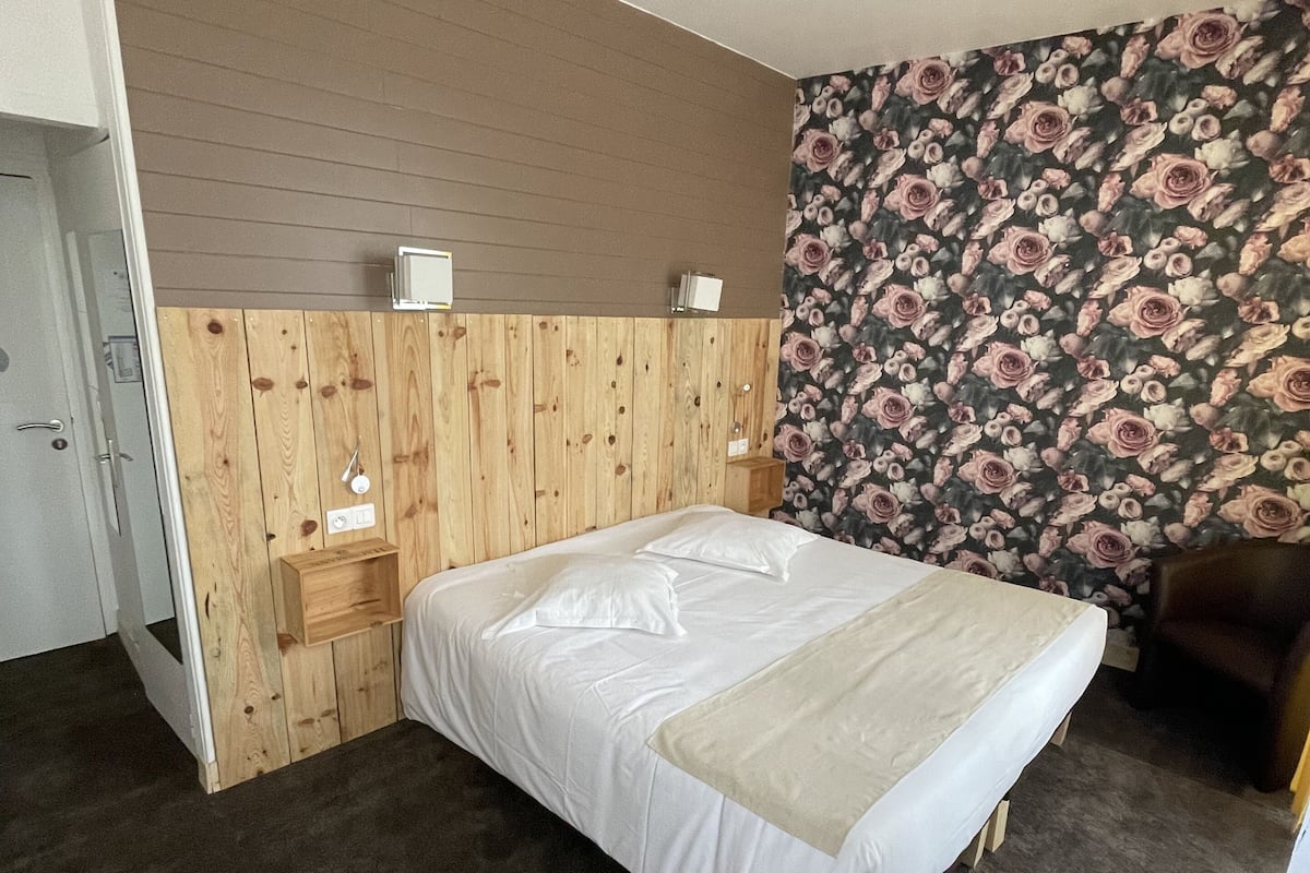 Habitación doble superior | Ropa de cama hipoalergénica y escritorio