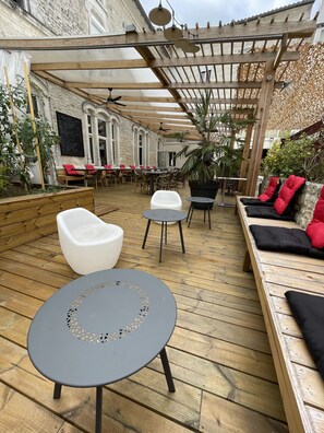 Terrace/patio - Hôtel de L'Ecu (Jonzac)