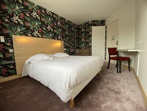 Double Room | Hypo-allergenic bedding, desk, laptop workspace, free WiFi - Hôtel de L'Ecu (Jonzac)
