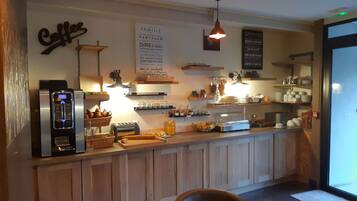 Café da manhã com buffet todos os dias (EUR 11 por pessoa)