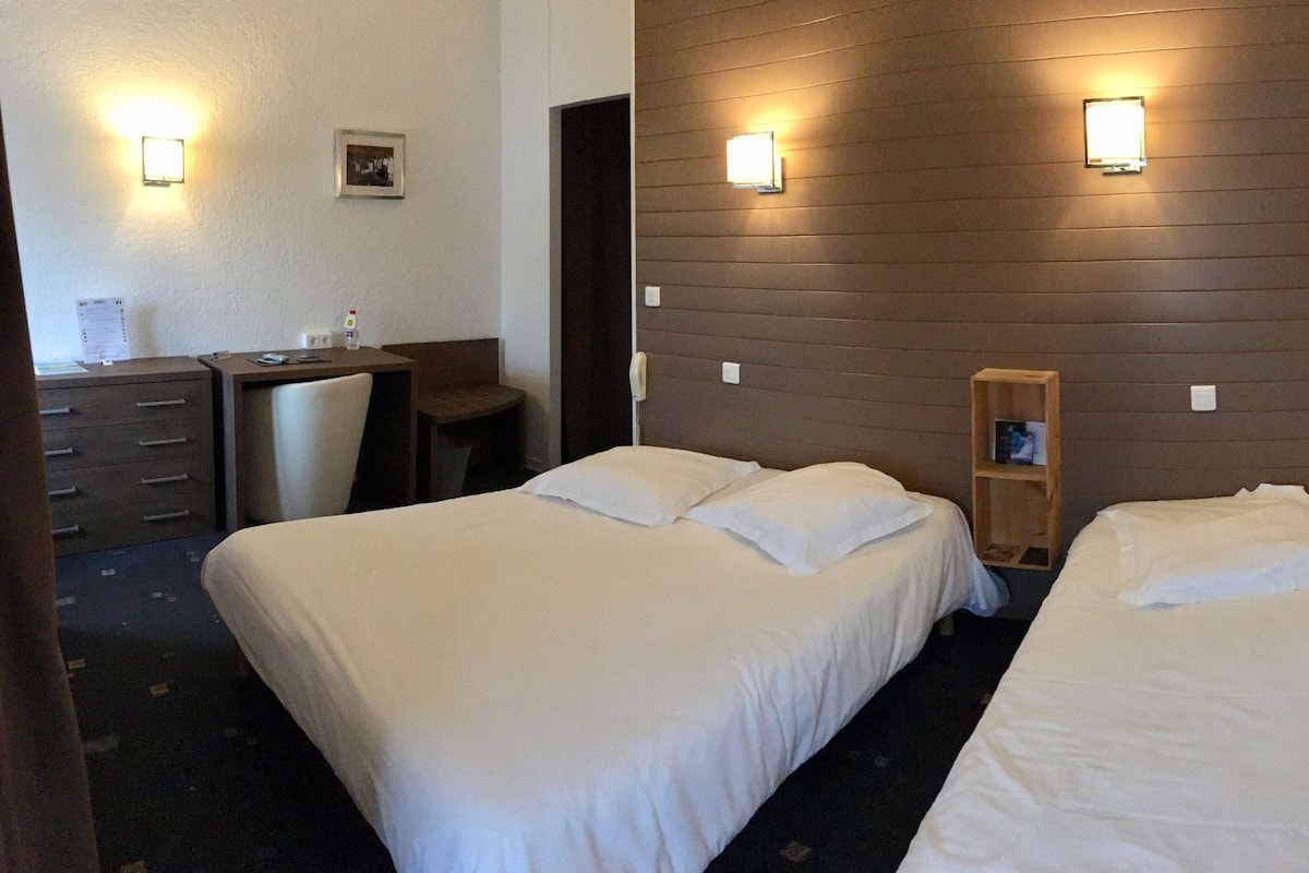 Habitación triple | Ropa de cama hipoalergénica y escritorio