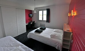 Hypo-allergenic bedding, desk, laptop workspace, free WiFi - Hôtel de L'Ecu (Jonzac)