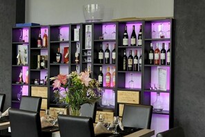 Bar (on property) - Hôtel de L'Ecu (Jonzac)