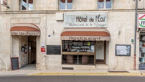 A building with a sign for 'Hotel de l'Eau' and 'Restaurant'. - Hôtel de L'Ecu (Jonzac)