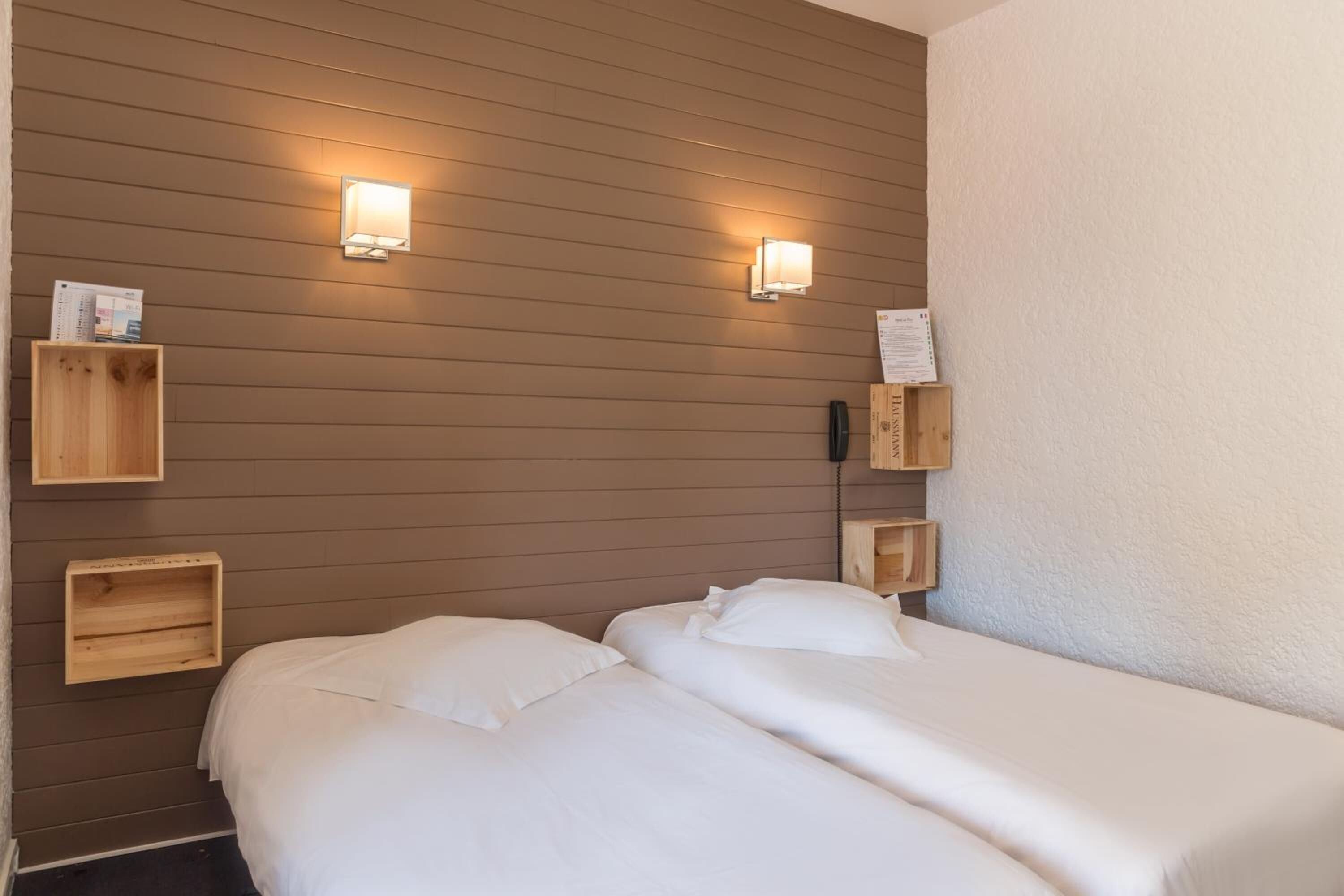 Hypo-allergenic bedding, desk, laptop workspace, free WiFi