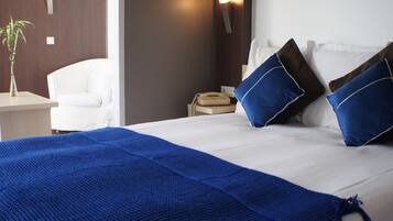 Desk, soundproofing, free cribs/infant beds, free WiFi