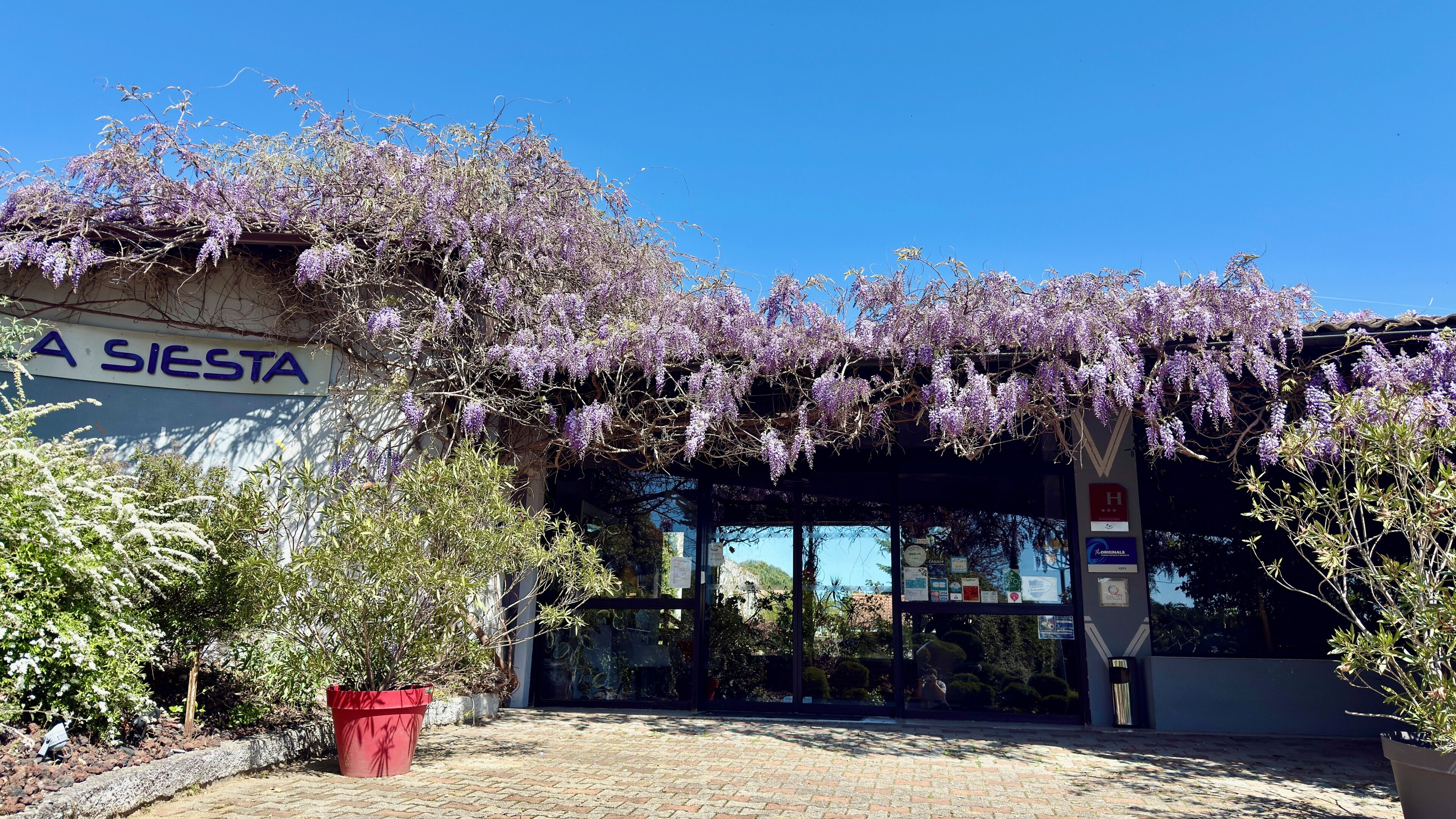 Vista frontal de la propiedad
