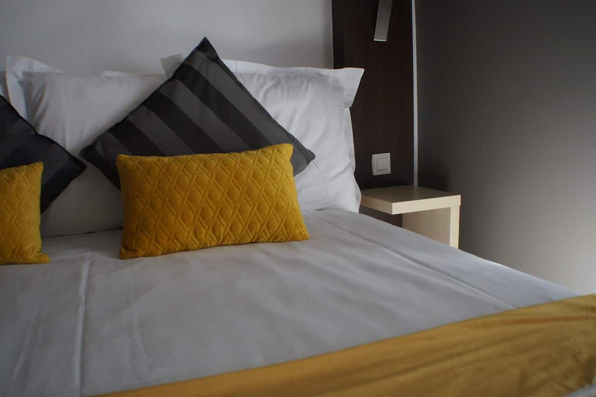 Schreibtisch, schallisolierte Zimmer, kostenlose Babybetten