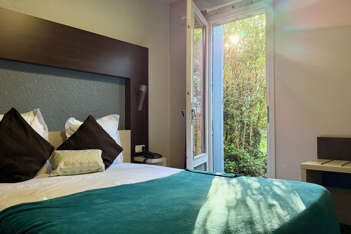 Desk, soundproofing, free cribs/infant beds, free WiFi