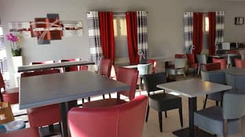 Petit déjeuner buffet (13.5 EUR par personne)