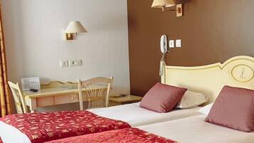 Habitación estándar con 2 camas individuales | Escritorio, sistema de insonorización, tabla de planchar con plancha