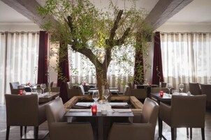 Se sirven desayunos y cocina mediterránea (con vistas a la piscina) 