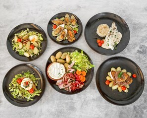 早餐，供應午餐和晚餐