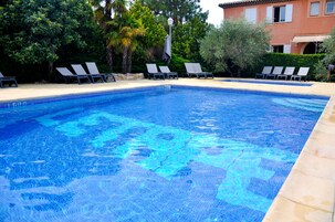 Seasonal outdoor pool, pool umbrellas