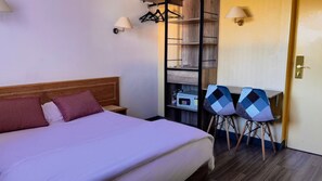 Doppia Standard | Una scrivania, insonorizzazione, ferro/asse da stiro, Wi-Fi gratuito