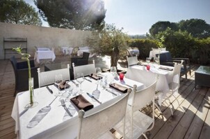 Se sirven desayunos y cocina mediterránea (con vistas a la piscina) 