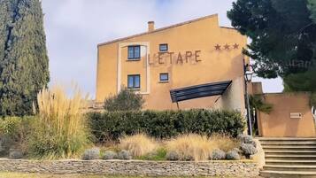 Fachada de la propiedad