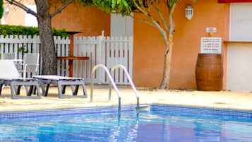 Seasonal outdoor pool, pool umbrellas