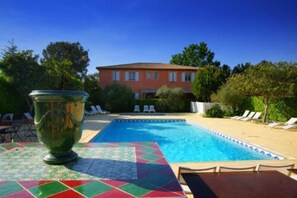 Seasonal outdoor pool, open 10:00 AM to 7:00 PM, pool umbrellas - Hôtel Restaurant L'Etape (Bouc-Bel-Air)
