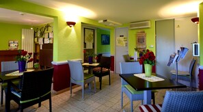 Desayuno buffet (EUR 10 por persona)