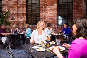 Lunch, dinner, brunch served; American cuisine - Cork Factory Hotel Lancaster (Lancaster)