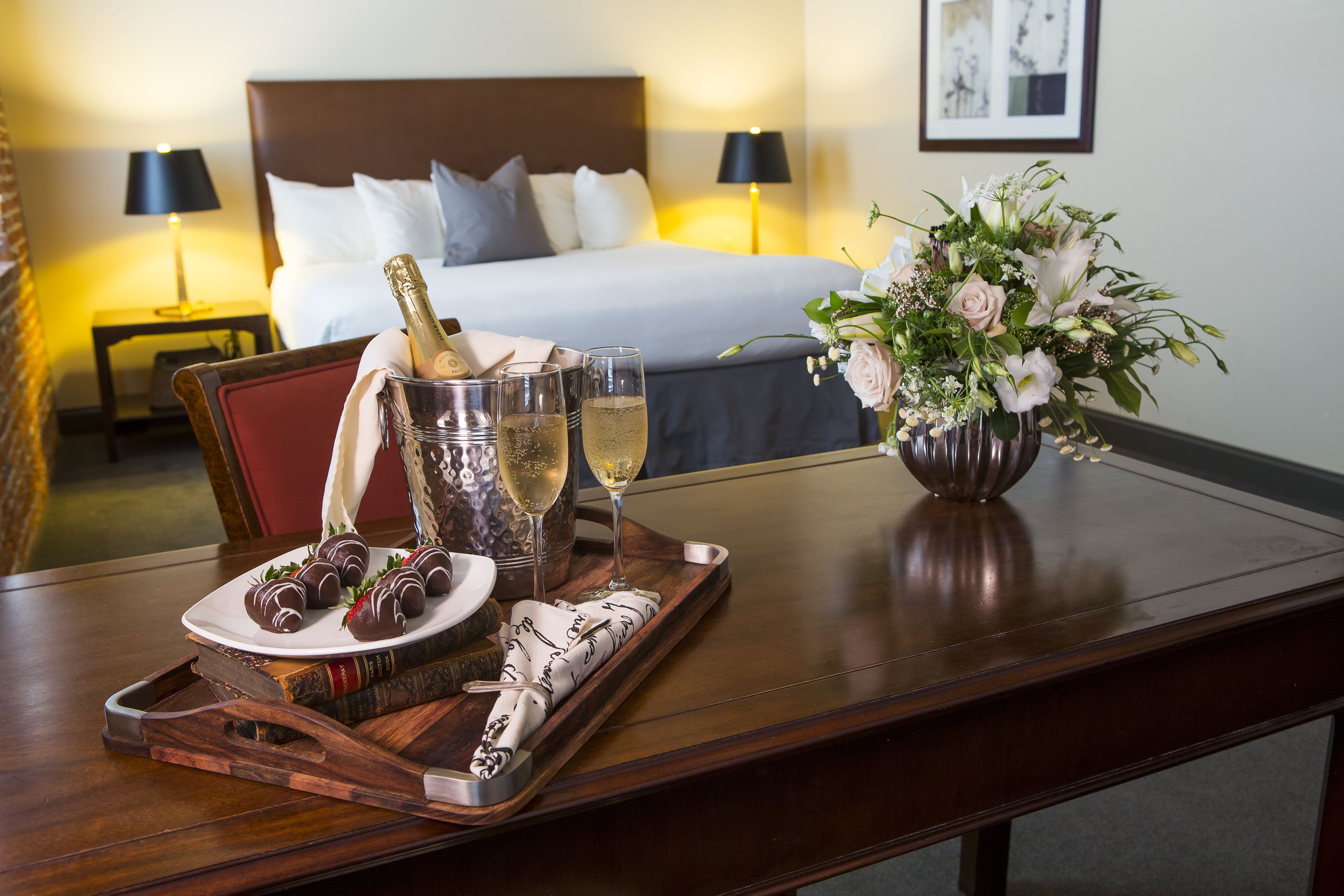 deluxe suite, 1 bedroom | premium bedding, in-room safe, desk, laptop workspace