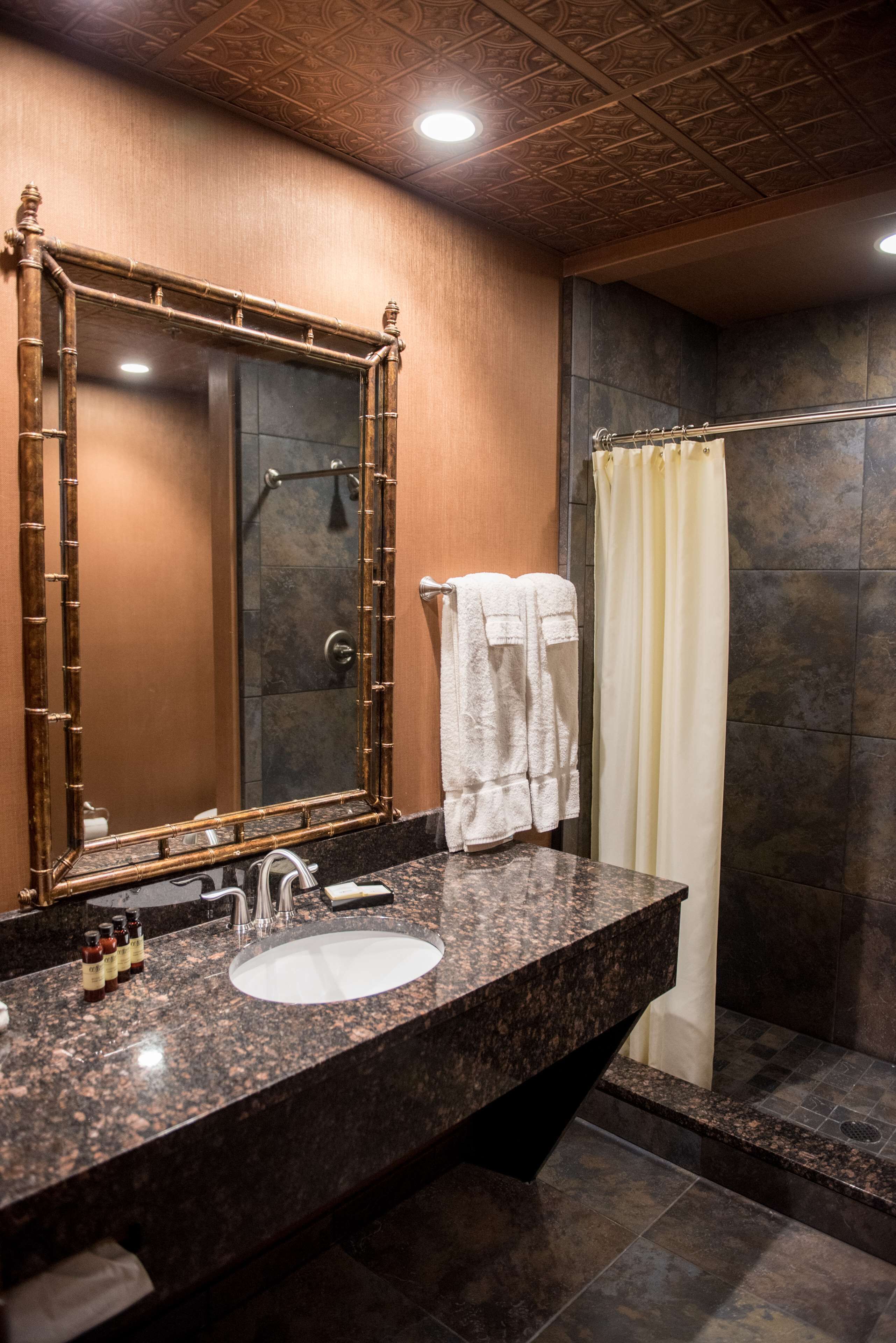 deluxe room, 1 king bed | premium bedding, in-room safe, desk, laptop workspace