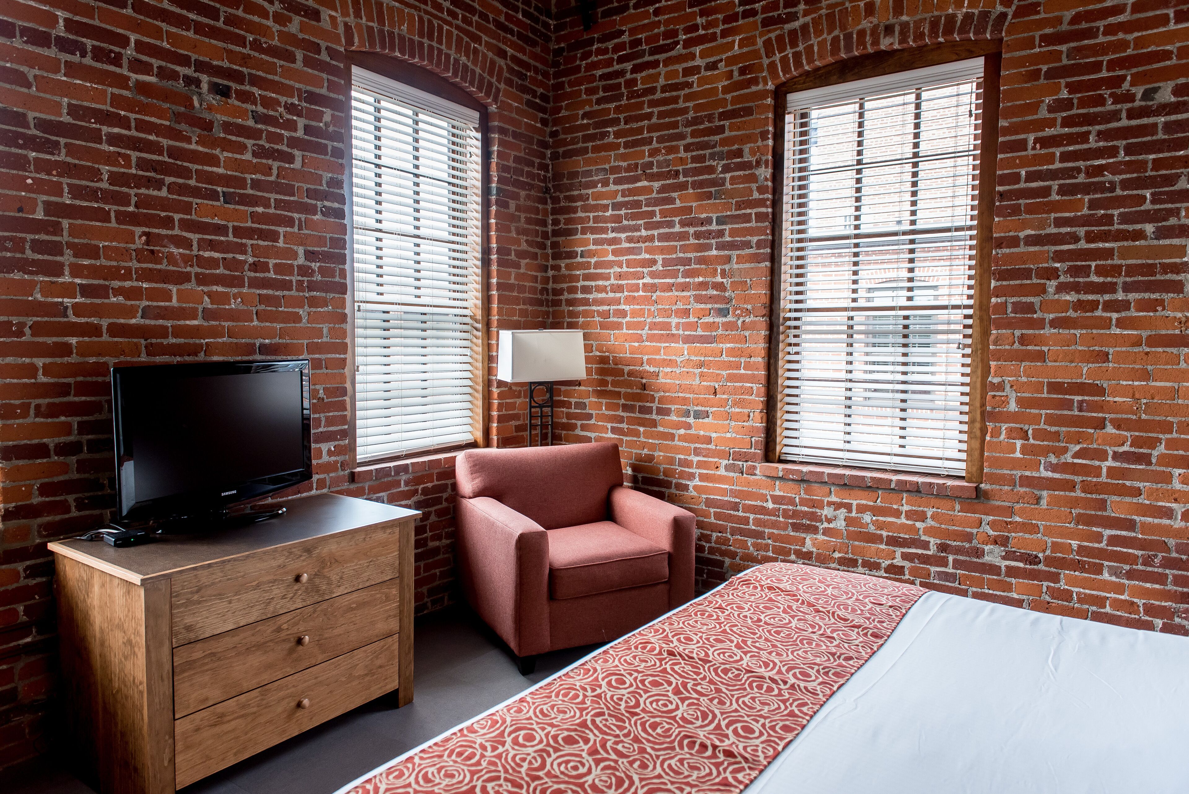 premium bedding, in-room safe, desk, laptop workspace