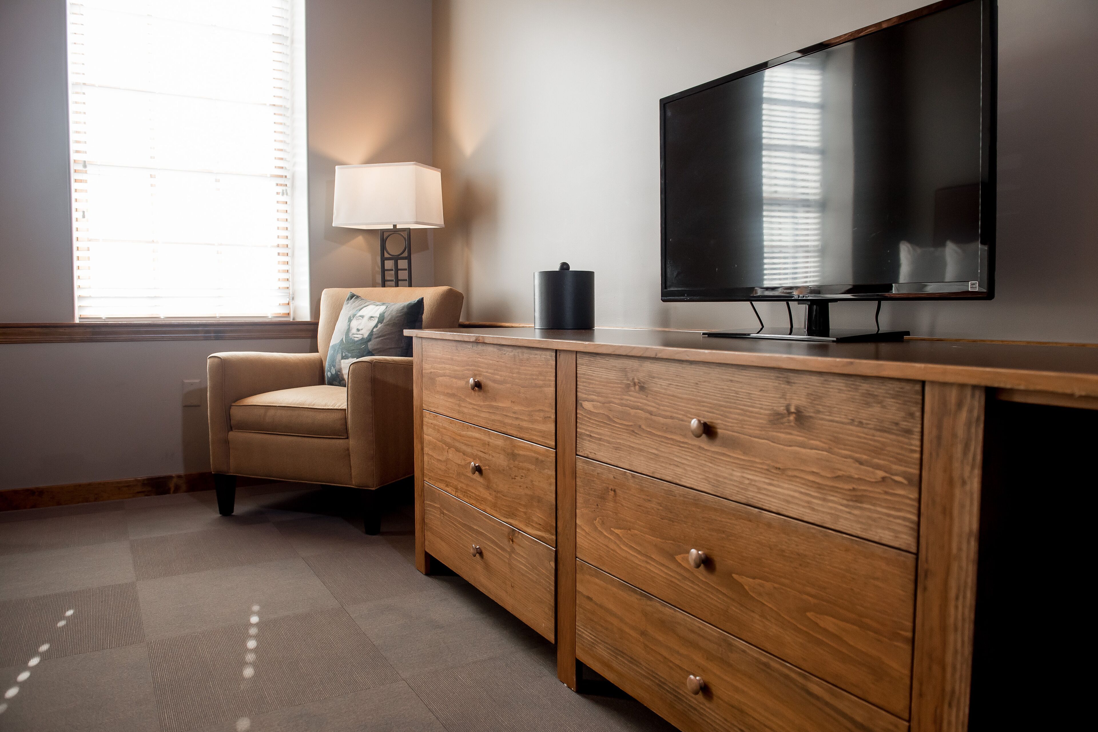 deluxe room, 1 king bed | premium bedding, in-room safe, desk, laptop workspace