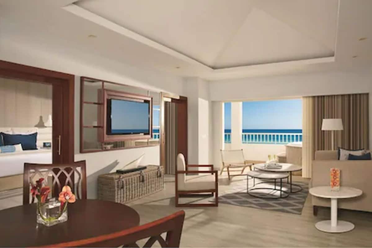 Preferred Club Master Suite Ocean Front | Living area | LCD TV