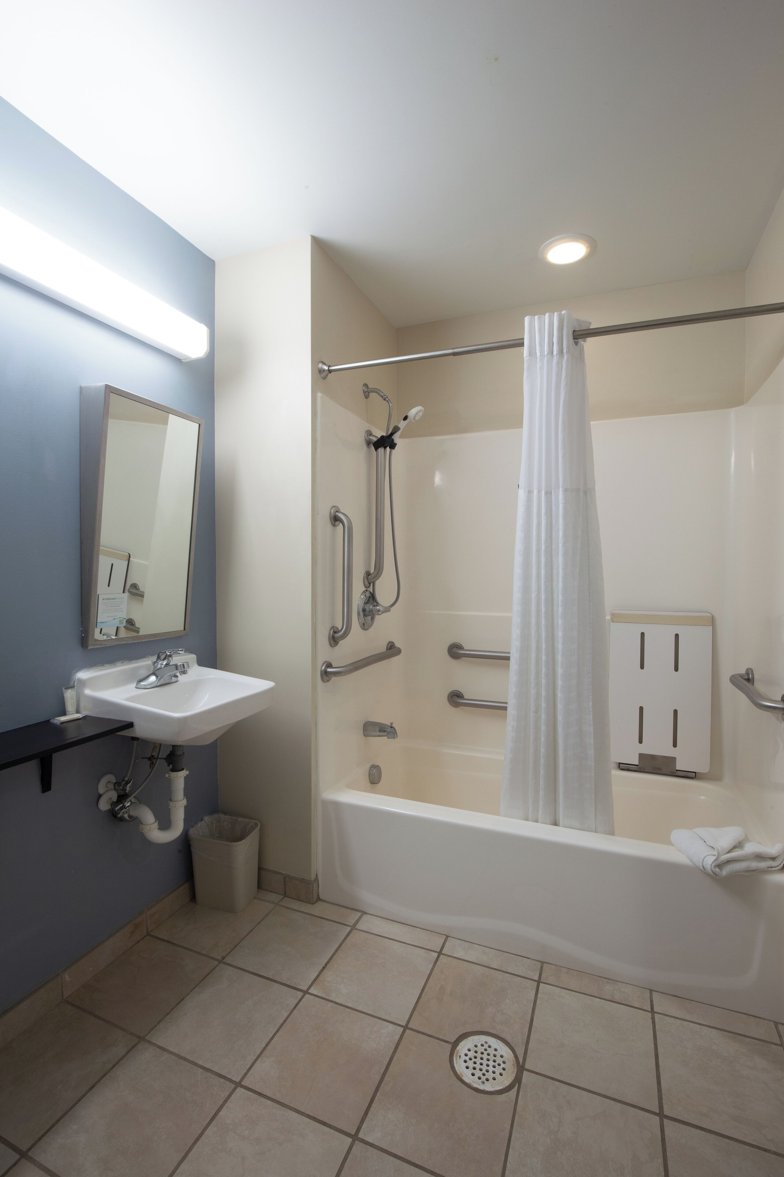 combined shower/bathtub, free toiletries, hair dryer, towels