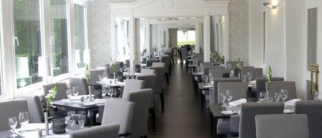 Petit déjeuner, déjeuner et dîner servis sur place