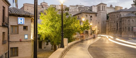 Une rue historique, avec son pavé, ses bâtiments traditionnels et un lampadaire.