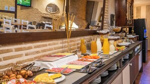 A buffet with various food items and beverages. - YIT Puerta Bisagra (Toledo)