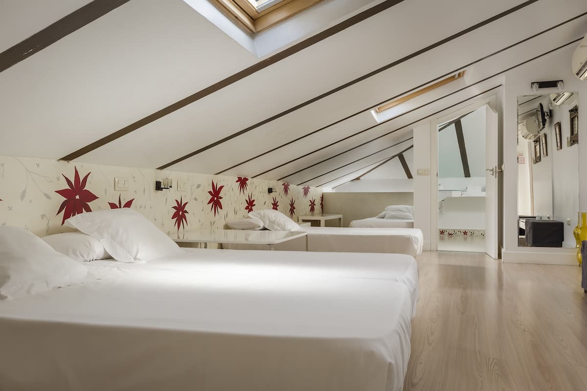 Tweepersoonskamer (with 2 extra beds) | Een bureau, een laptopwerkplek, geluiddichte muren
