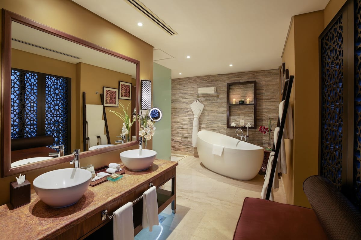 combined shower/bathtub, free toiletries, hair dryer, towels