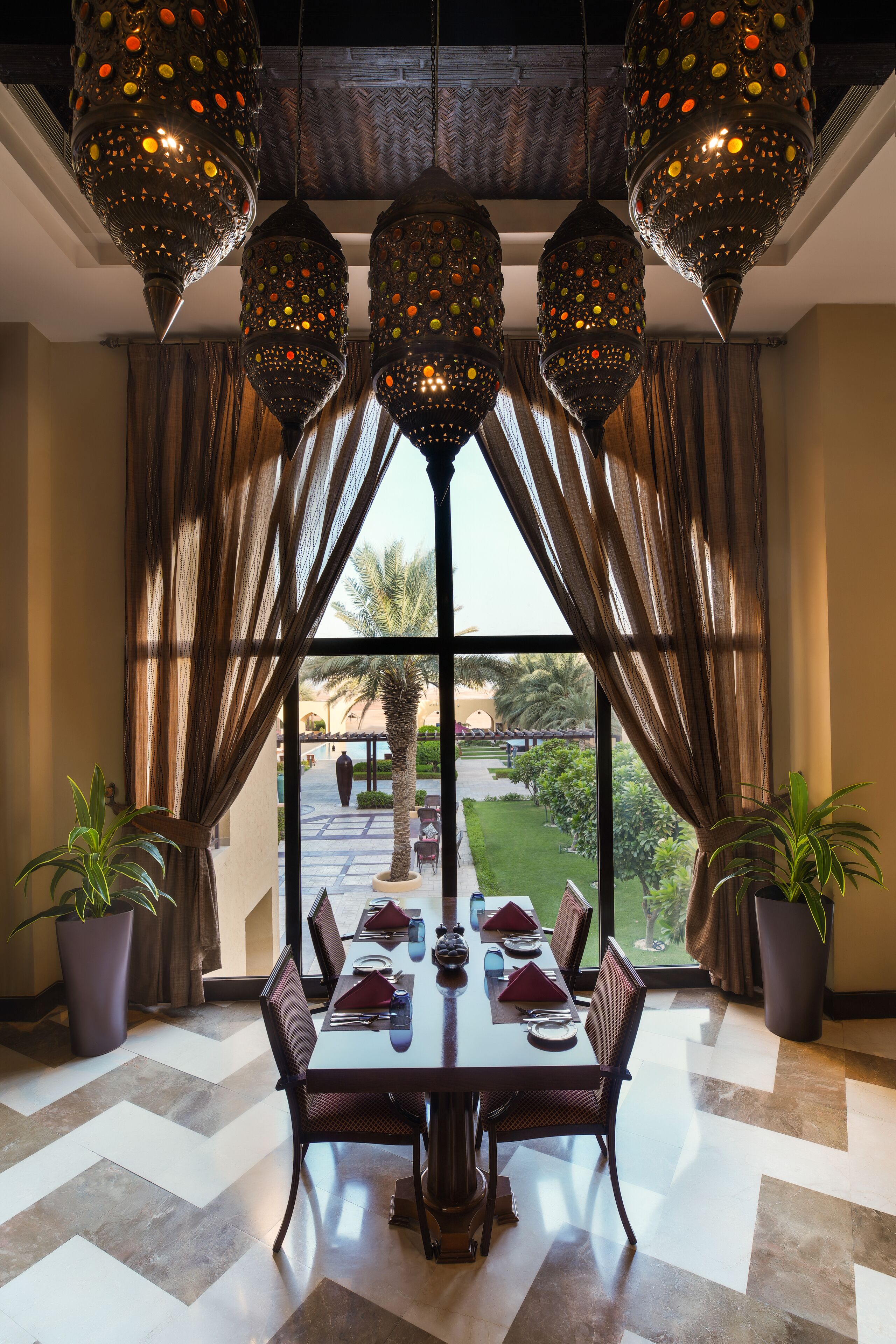 2 restaurants, breakfast, lunch, dinner served; international cuisine