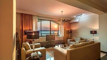 Living room | 32-inch LCD TV with satellite channels, TV, MP3 dock