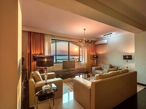 Olohuone | 32–tuumainen LCD-televisio, jossa satelliittikanavat