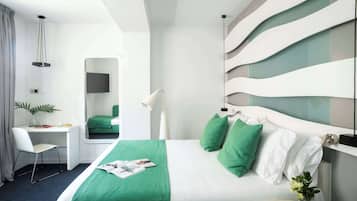 Deluxe kamer (with extra bed) | Donzen dekbedden, een minibar, een kluis op de kamer, een bureau