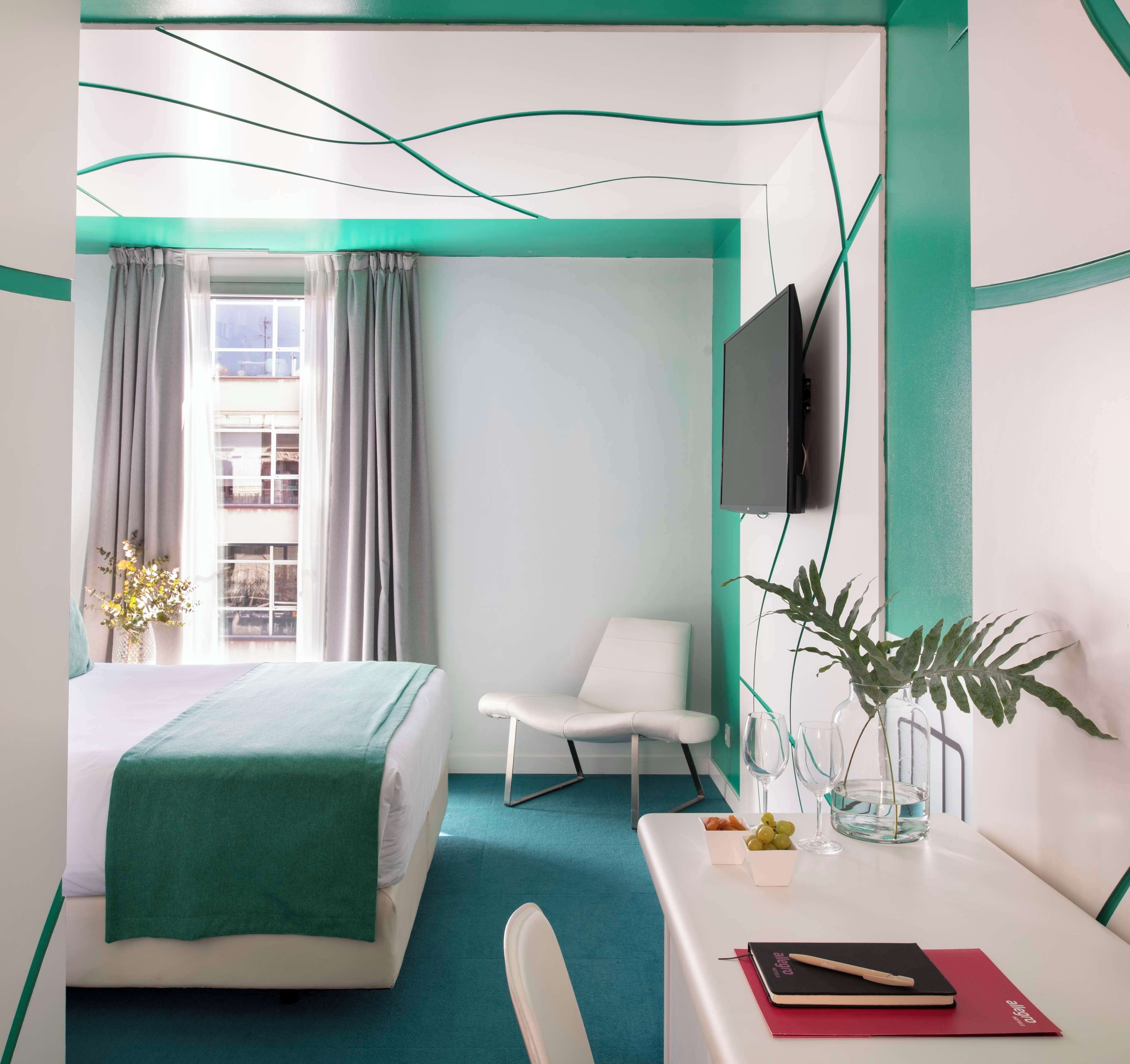 deluxe room | down duvets, minibar, in-room safe, desk