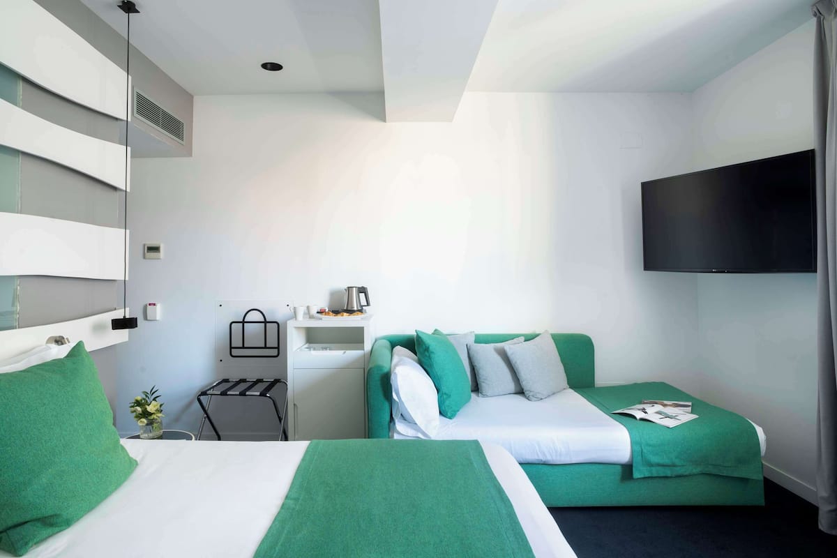Deluxe kamer (with extra bed) | 1 slaapkamer, donzen dekbedden, een minibar, een kluis op de kamer