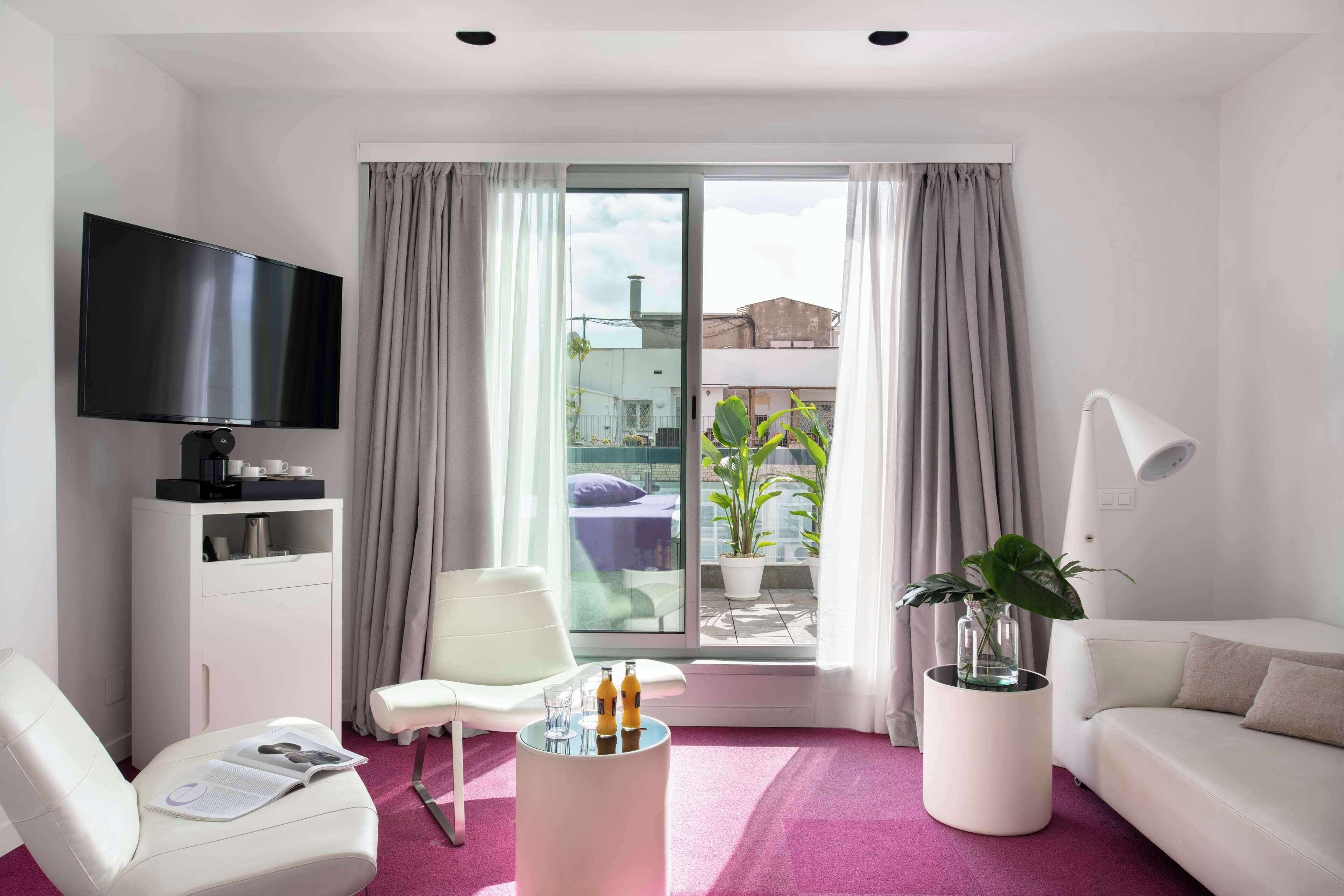 junior suite, terrace | down duvets, minibar, in-room safe, desk