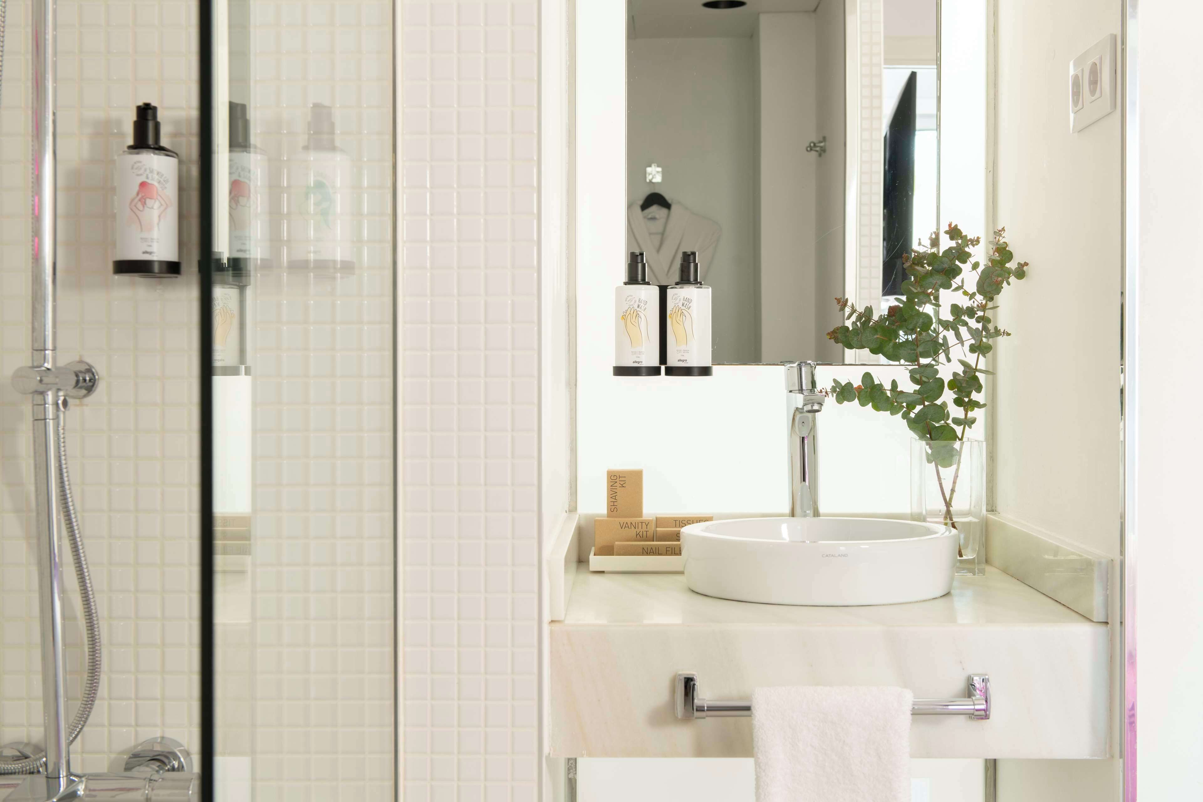 junior suite, terrace | bathroom | eco-friendly toiletries, hair dryer, towels