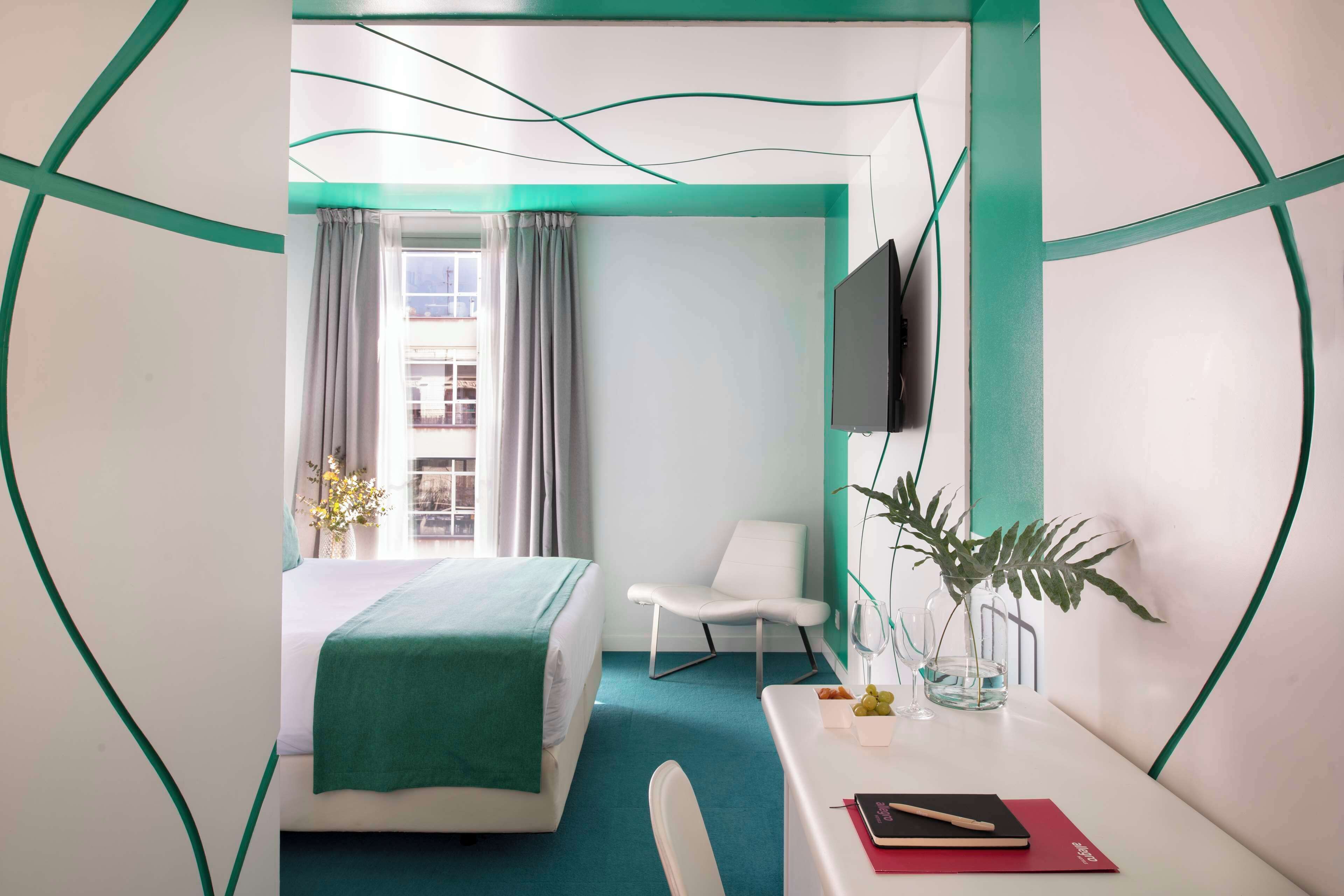 deluxe room | down duvets, minibar, in-room safe, desk