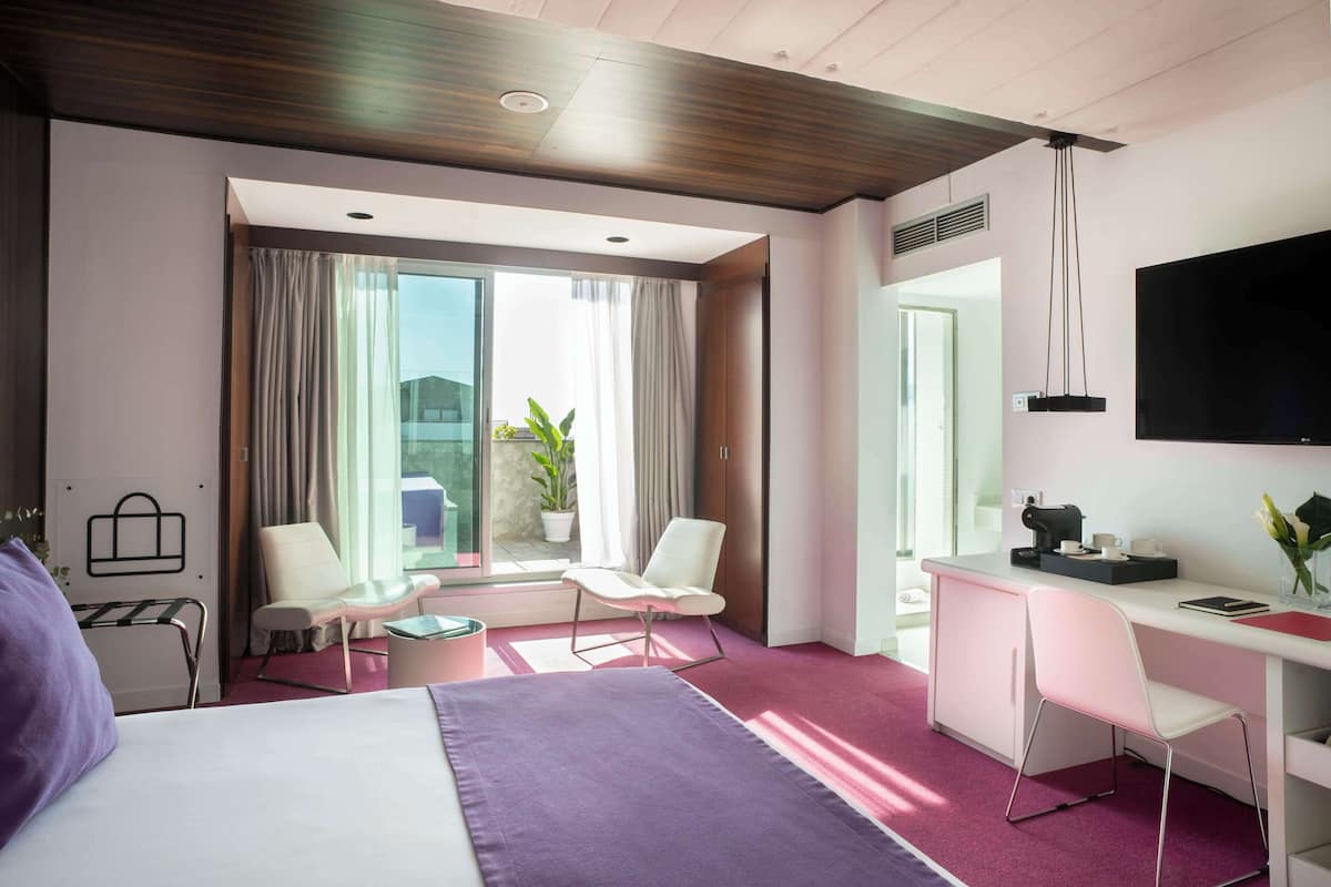 Penthouse (Pool) | 1 slaapkamer, donzen dekbedden, een minibar, een kluis op de kamer