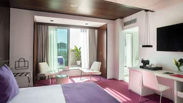 Cubrecamas, minibar, caja de seguridad en la habitación y escritorio