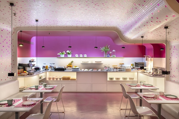 Café da manhã com buffet todos os dias (EUR 16 por pessoa)